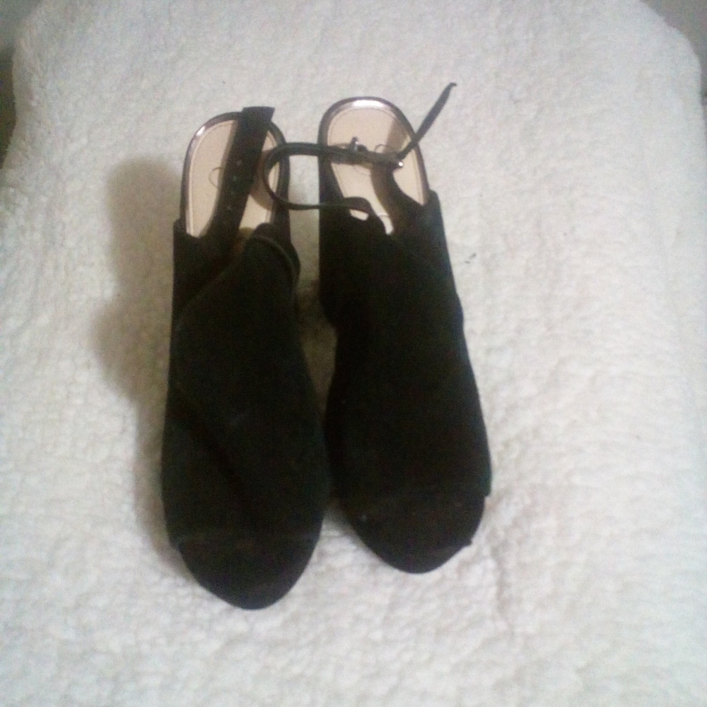 Cute stylish chunky heel black shoe